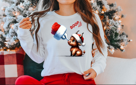 Christmas Cow Sweatshirt – Cute Cow in Santa Hat, Funny Holiday Boop Pullover