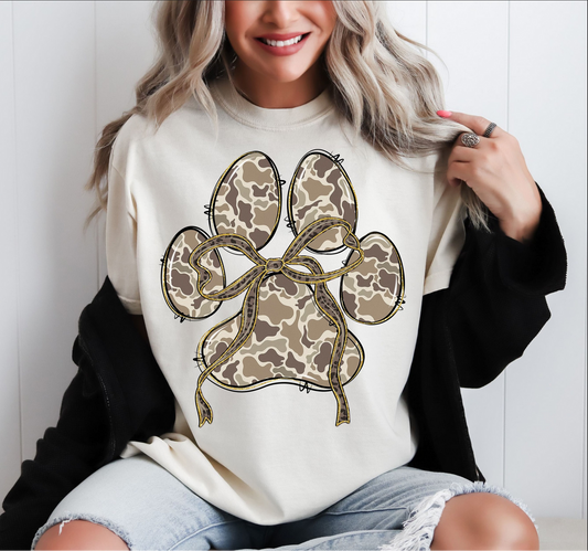 Camo paw print t-shirt with bow – dog mom graphic tee
Beige paw print shirt camo design unisex
Cute animal lover camo paw tee