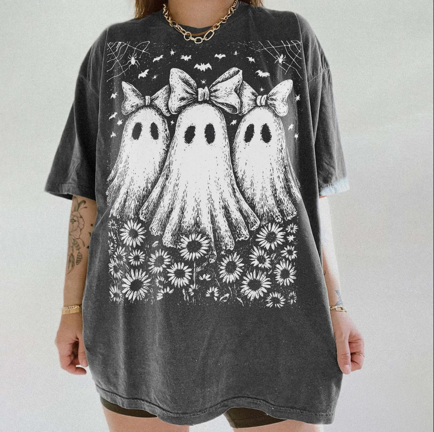 Charcoal gray oversized t-shirt with three cute ghosts wearing bows, surrounded by daisies, stars, and bats.