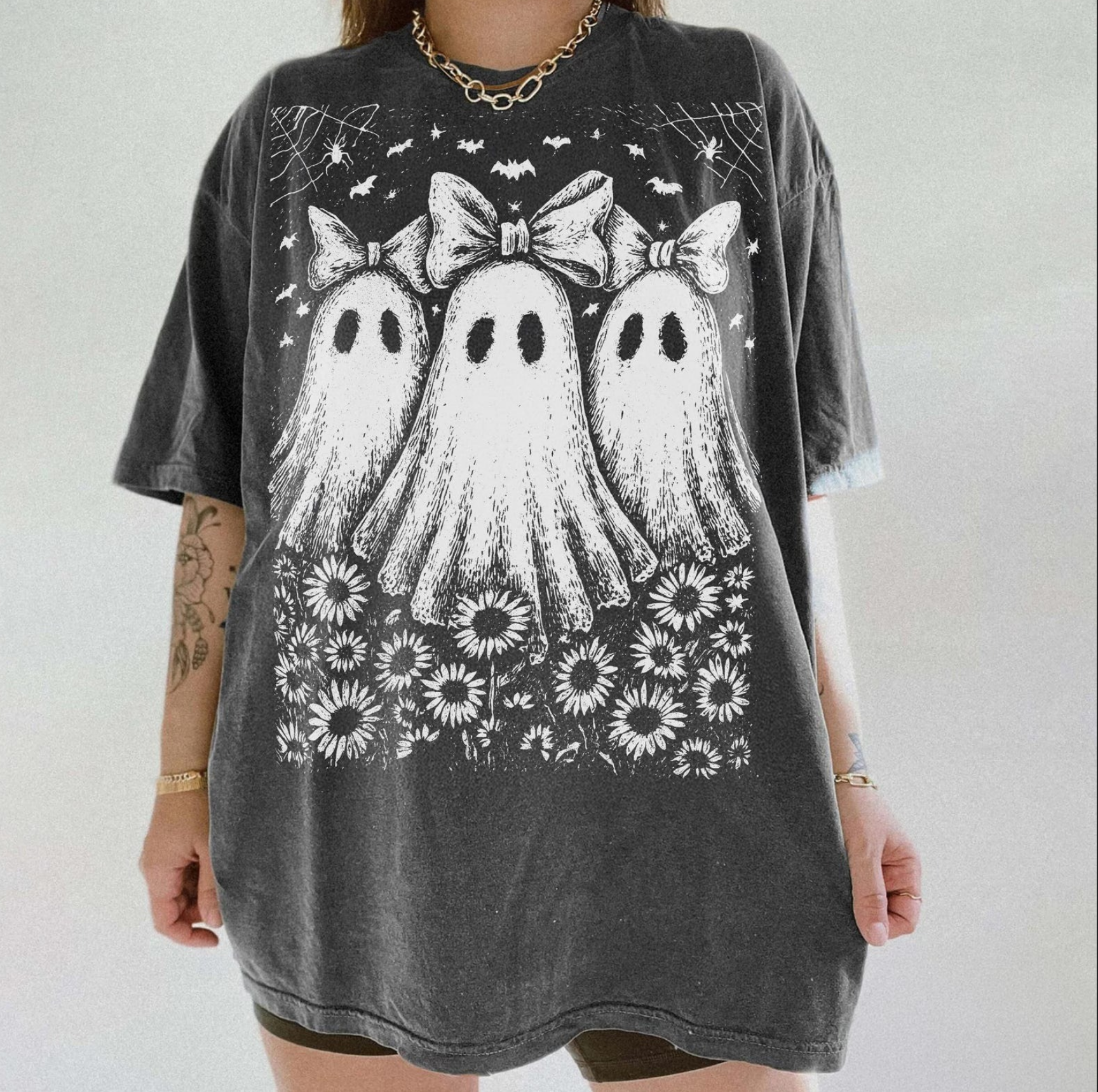 Charcoal gray oversized t-shirt with three cute ghosts wearing bows, surrounded by daisies, stars, and bats.